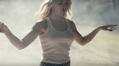 Videoclip Ellie Goulding Blackbear Worry About Me