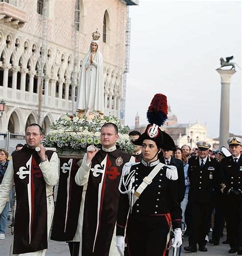 Venezia Un Corteo Sul Canal Grande Saluta Larrivo Della Madonna