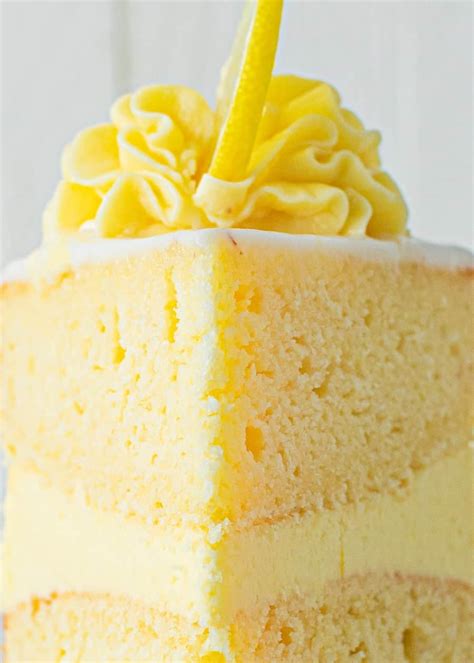 Delicious Lemon Sponge Cake - www.thescranline.com