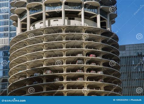 Parking in the Round in Downtown Chicago Editorial Stock Image - Image ...