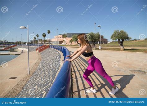 Mujer Madura En Ropa Deportiva Haciendo Títeres Apoyándose En Una