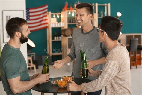 Hombres Que Beben La Cerveza En Barra Foto De Archivo Imagen De Pinta