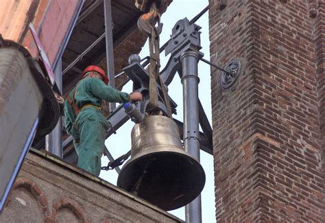 Scompiglio A Vedano I Teppisti Di Notte Forzano La Porta Per Suonare Le