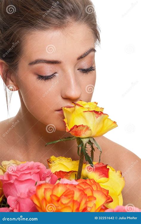 Jeune Femme De Sourire Attirante Avec Des Roses De Fleurs Disolement