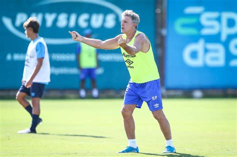 Atletas fazem treino tático no CT Luiz Carvalho