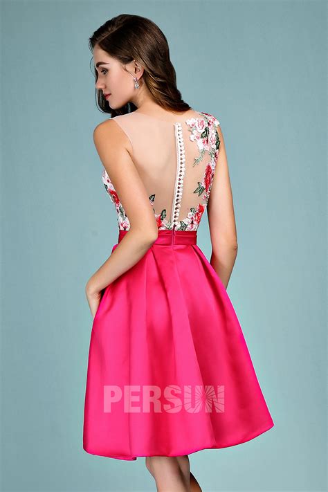 Robe de soirée rose fuchsia courte chic haut embelli de dentelle