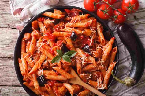 Pasta Con Melanzane E Pomodorini Un Primo Facile E Veloce Da Preparare