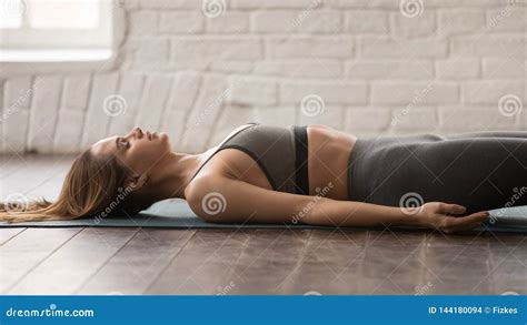 Yoga Di Pratica Della Donna Savasana Posa Del Cadavere Fine Su