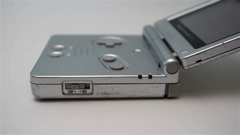 Game Boy Advance SP (Silver) - videogamesmuseum.org