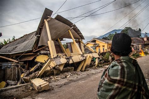 Terremoto En Indonesia 268 Muertos Y Más De Mil Heridos Galería Fotográfica Agencia Peruana