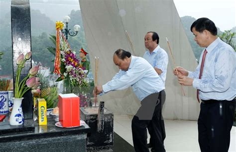 Le Pm Rend Hommage Aux Soldats Du R Giment Tay Tien Son La