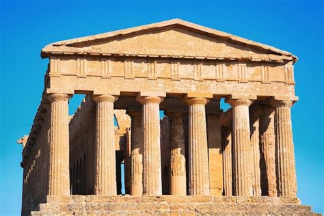 Premium Photo | Temple of concordia in agrigento in sicily, italy