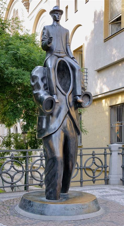 Jaroslav Róna s bronze statue of Franz Kafka in Prague Estatuas