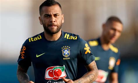 Dani Alves queda en libertad tras pagar un millón de euros de fianza