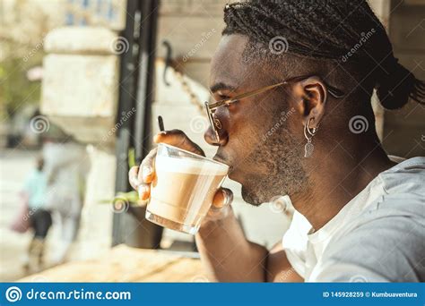 Caf De Consumici N Del Afroamericano Joven Hermoso Con Leche Imagen De