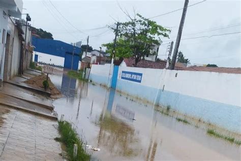 Após rua da Escola Municipal Arthur Seixas ficar alagada Prefeitura