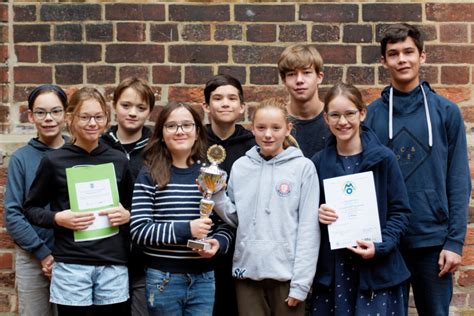 Schulmannschaft gewinnt Pokal der Universität Großartige Erfolge bei