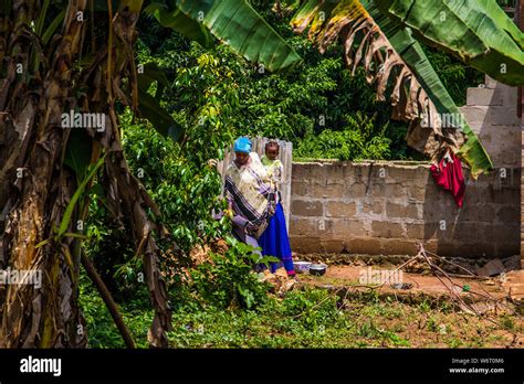 Enfant Portant Son Fr Re Sur Le Dos Banque De Photographies Et Dimages