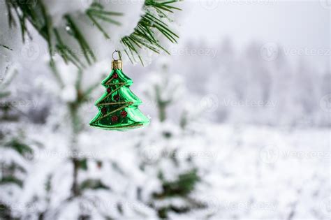 Fundo De Natal Um Brinquedo De Natal Em Um Galho De Pinheiro Nevado