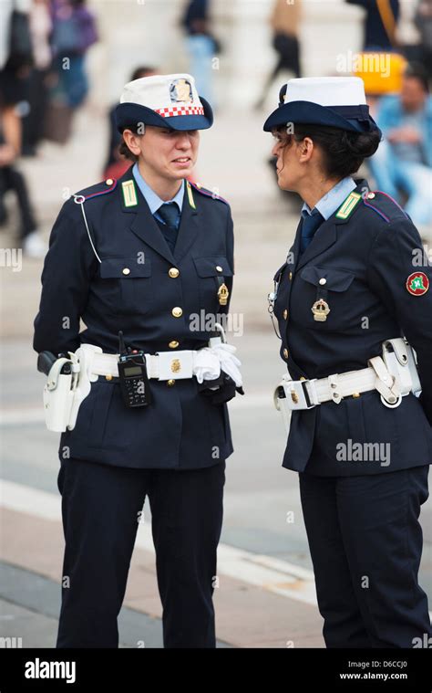 Italian police uniform fotografías e imágenes de alta resolución Alamy