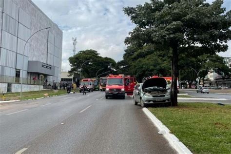 Batida Entre Carro E Nibus Deixa Apenas Uma Faixa Liberada Na W Norte