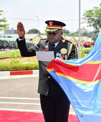 FARDC Félix Tshisekedi remet officiellement l étendard au Général