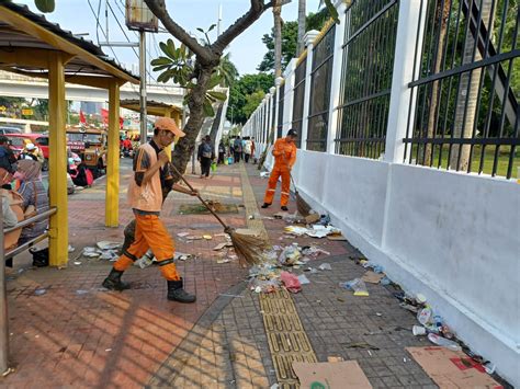 PPSU Dikerahkan Bersihkan Sisa Sampah Para Demonstran Di Gedung DPR