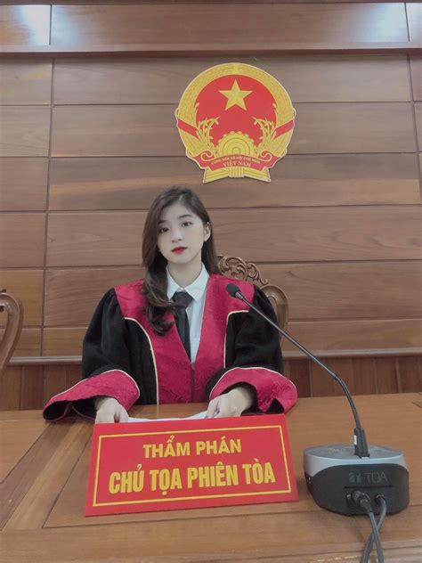 Tìm ra danh tính hot girl thẩm phán gây thương nhớ vì thần thái quá xinh đẹp khi ngồi ghế Chủ tọa