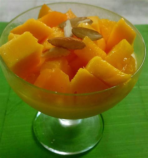 Ultra Creamy Custard With Mango Slices