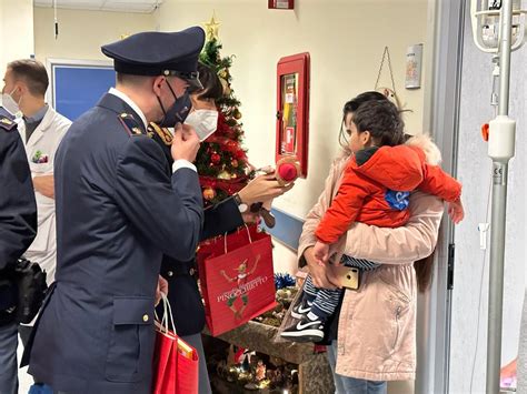 Roma La Polizia Consegna I Doni Di Natale Ai Bimbi Ricoverati Al San