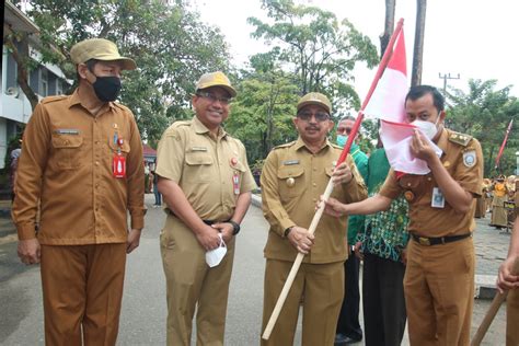 Pemkab Banjar Dukung Gerakan Nasional Pembagian 10 Juta Bendera Radio