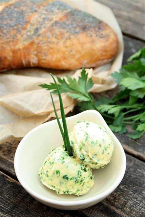 Rezept für zweierlei Grillbutter Tomaten Kräuterbutter mit Ei und der