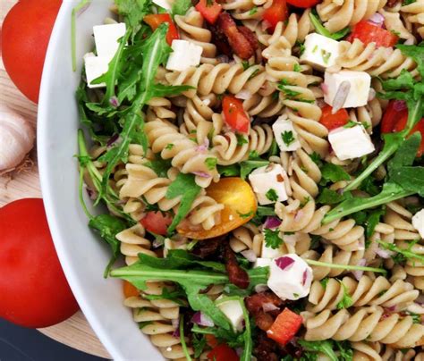 Pastasalat Nem og lækker opskrift på pastasalat med bacon og feta