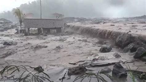 Banjir Lahar Hujan Gunung Semeru Terjang Lumajang Dusun Terisolasi