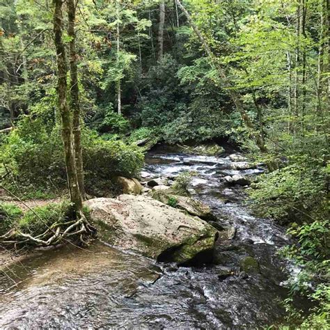 Easy Waterfall Hikes In The Smoky Mountains To Refresh Your Mind