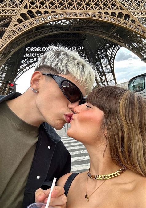 Verano Beso parisino de Garnacho y Eva García a los pies de la Torre