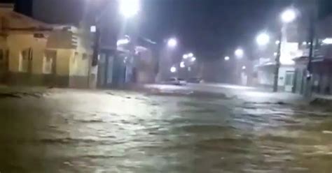 Chuva forte faz Rio transbordar e água invade ruas de Jacobina Portal