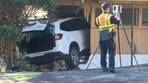 Two In Serious Condition After Suv Crashes Into Home In Manoa Youtube