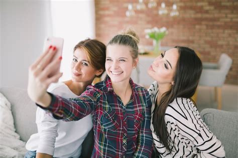 Jolie Copines Prenant Selfie Avec Smartphone Photo Gratuite