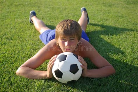 Un Muchacho Joven Con Un Balón De Fútbol Foto de archivo Imagen de