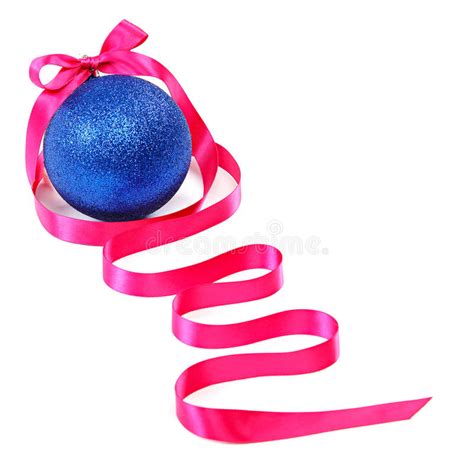 Bola Azul Do Natal E Fita Cor De Rosa Em Um Fundo Branco Foto De Stock