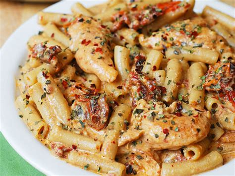 Disfruta De Una Delirante Pasta Con Pollo Y Un Toque Picante