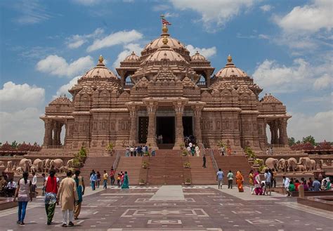 Exploring the Majestic Akshardham Temple – Travel Guide