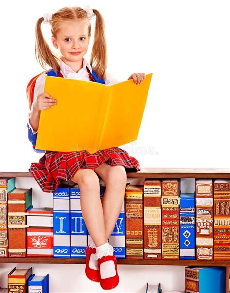 Enfant Avec Le Livre De Pile Image stock Image du gens éducation