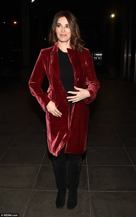 Nigella Lawson Shows Off Figure On Irish Talk Show Daily Mail Online