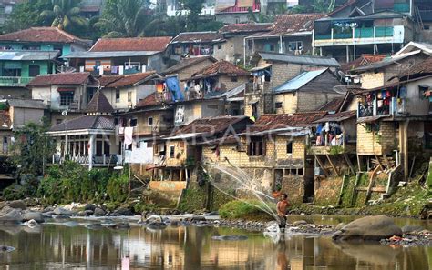 manfaatkan aliran air sungai cisadane antara foto