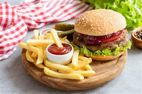 Hamburguesa Y Patatas Fritas Hechas En Casa De La Carne De Vaca Con La