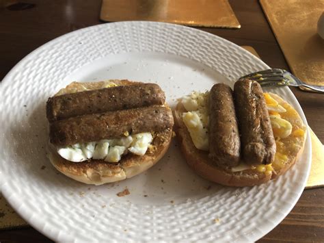 497kcal Breakfast English Muffin With 2 Eggs And 2 Veggie Sausages