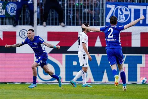 Liga Schalke Siegt In Sandhausen Und Ist Wieder Vorn Zwei