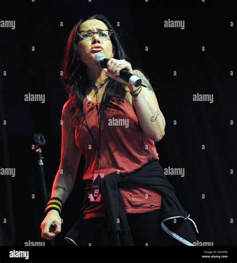 Janeane garofalo on stage hi-res stock photography and images - Alamy